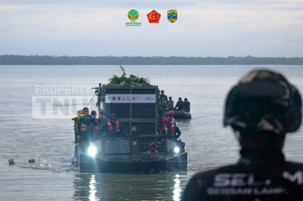 pertama-kali-dalam-sejarah:-badak-jawa-ditranslokasi-dengan-dukungan-transportasi-kapa-k-61-marinir-tni-angkatan-laut